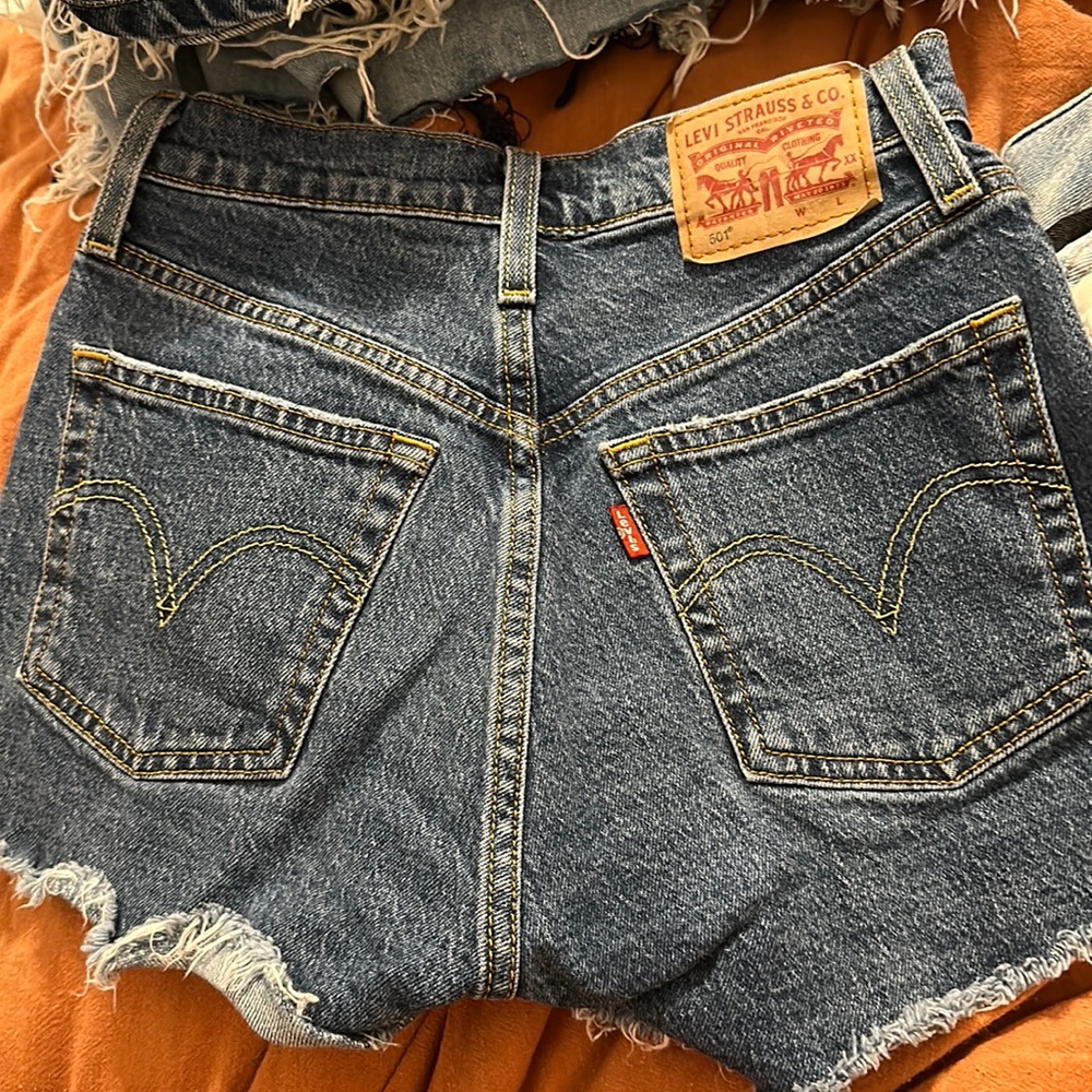 Blue Levi’s rib cage shorts